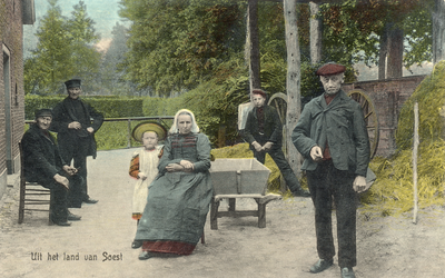 14550 Groepsportret van enkele personen in boerenkleding, poserend op het erf van een boerderij te Soest.